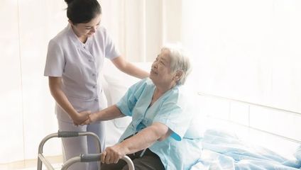 在家也能享受全方位養老服務?上海已試點!3位護理員+1位護士輪流上門，每月花費……